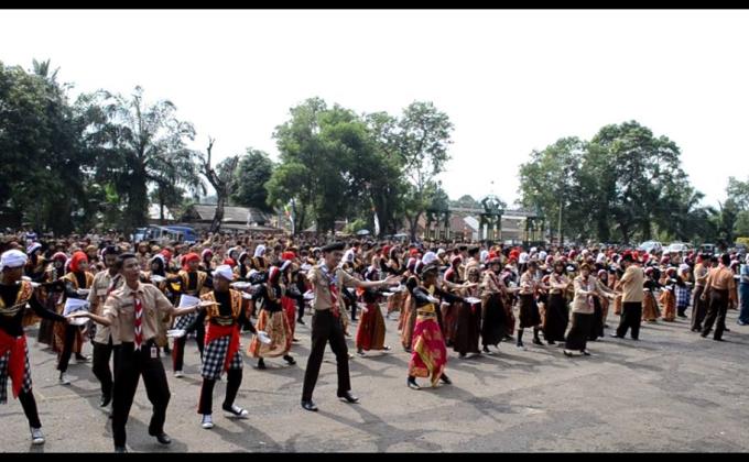 Messenger of Peace Massive FlashMob Dance in Hari Pramuka Ke-53 2014