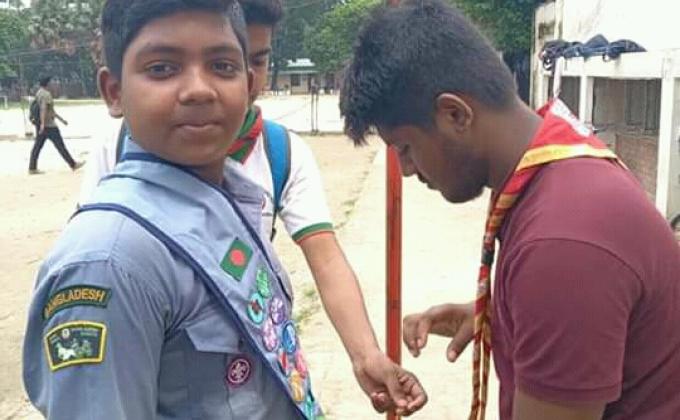 স্কাউটদের পারদর্শীতা ব্যাজের স্লাশ পড়ানো