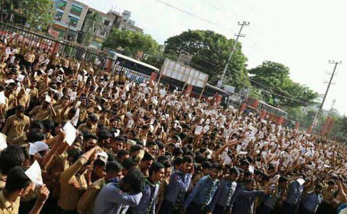 নিরাপদ সড়ক নিশ্চিতকরণে আমাদের দায়িত্ব” বিষয়ক লিফলেট বিতরণ 