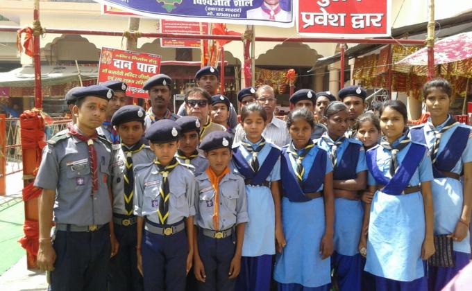 crowd control by scouts/guides  rover rangers  in temples during durga pooja