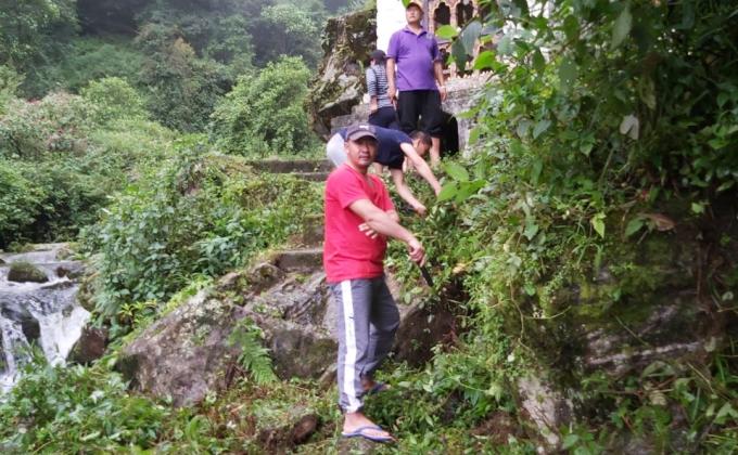 "Cleaning campyn by scout leaders"