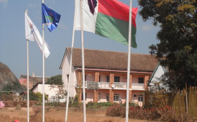 LE DRAPEAU DU PROJET "COEUR DE LA PAIX" A FLOTTE AVEC LES DRAPEAUX DE L'ASSOCIATION PENDANT LE CAMP JUBILE DU TILY ETO MADAGASIKARA