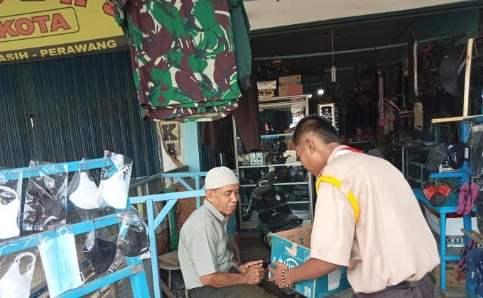 anggota tim sedang melakukan penggalangan dana di perumahan untuk membantu warga yang terkena dampak letusan gunung berapi 