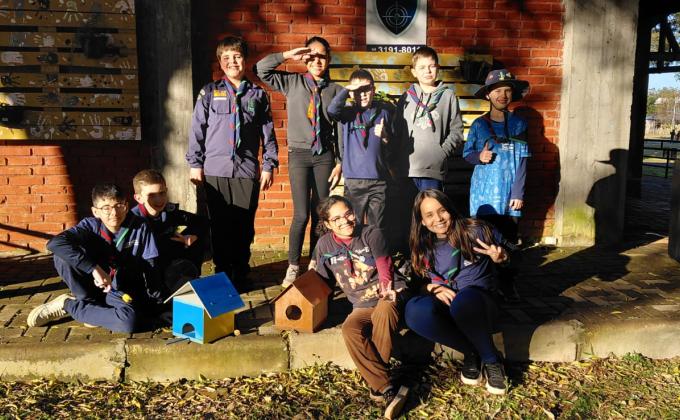 Jovens participantes com as casinhas concluídas