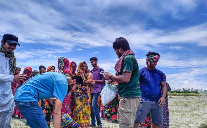 বন্যার্তদের ত্রাণ বিতরণ কার্যক্রমে অংশগ্রহণ 