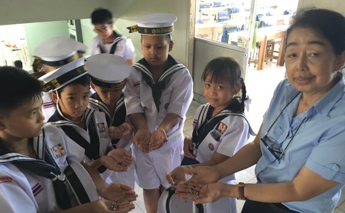 กิจกรรมจิตอาสาทำความสะอาดพื้นโรงเรียน