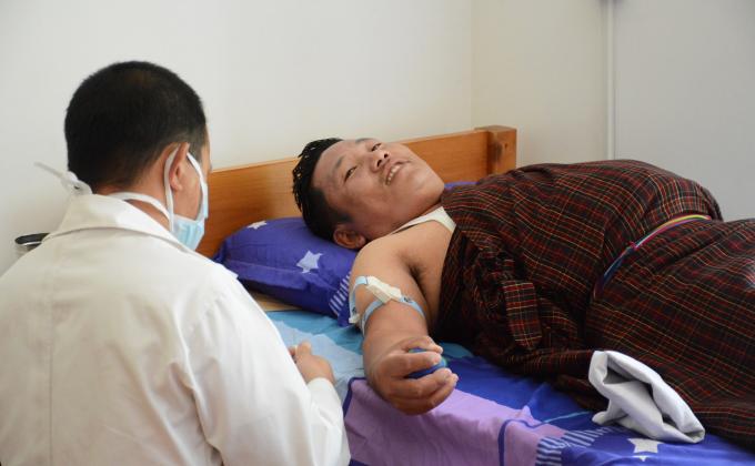 Donors Donate Blood to Save Life