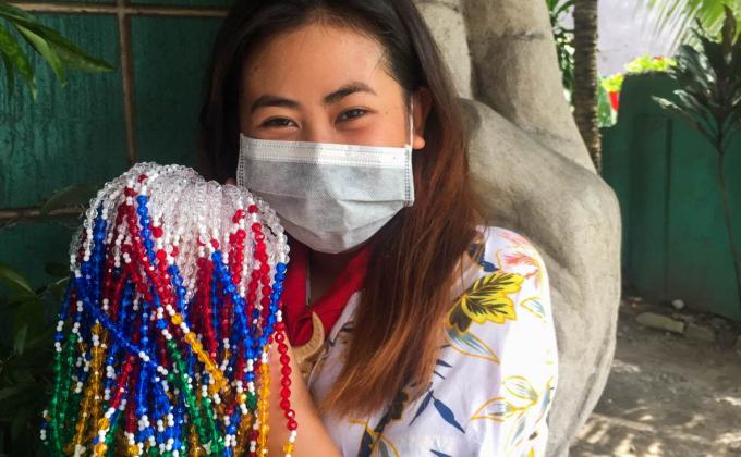 Scouts in the Philippines gave out rosaries to frontliners