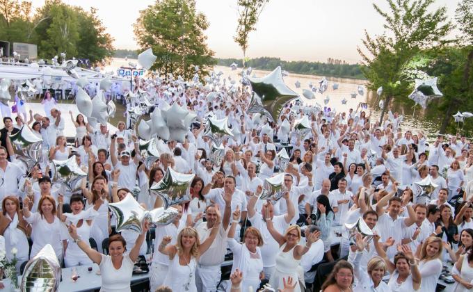 Démontage de la divine Soirée Blanche 2014 pour la Fondation René-Verrier