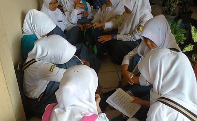 membacakan buku kepada orang lain