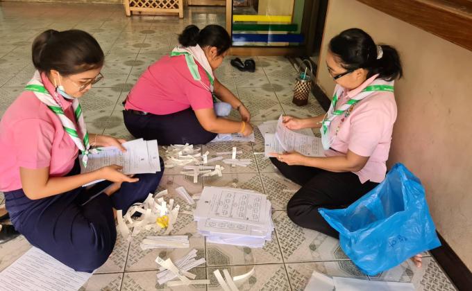 จิตอาสาจัดใบงาน