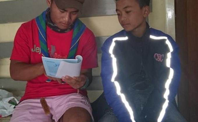 membacakan sebuah buku tentang ikhlas