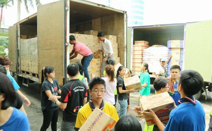 Flood relief services by 10th Petaling Scout Troop