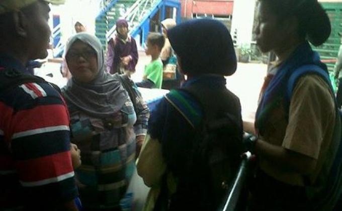 peduli sesama di sebuah pelabuhan penyebrangan merak