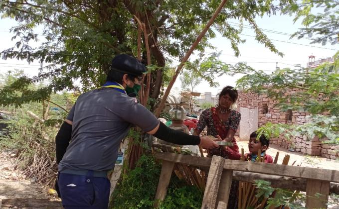 QUOI DE PLUS BEAU QUE DE DONNER ? : DON DES SCOUTS AUX LEPREUX DE BALENG - WHAT MORE NICE TO GIVE? : SCOUT GIFTS TO LEPER OF BALENG