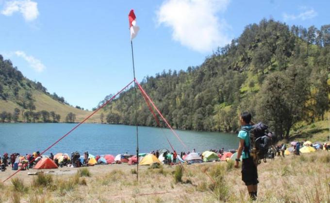red and white flag at the top of semeru