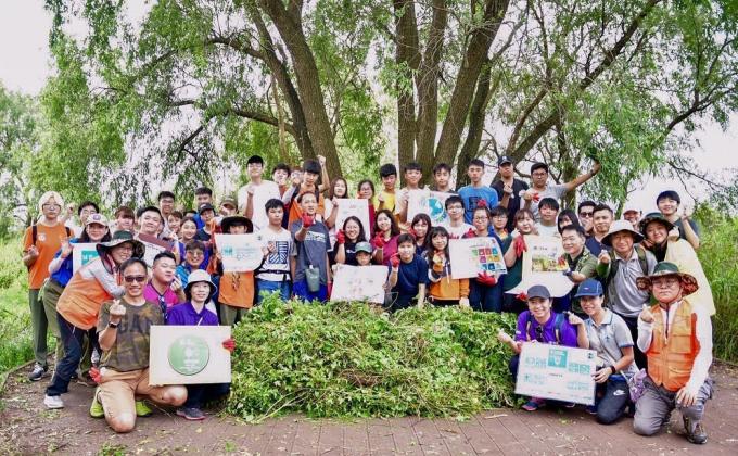 Volunteer Activities to remove ecological disturbance plants in Janghang Wetland.