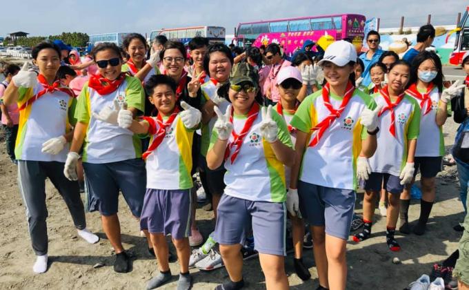 守護地球由你我做起，淨灘守護海洋環境，田中高中童軍團向海致敬