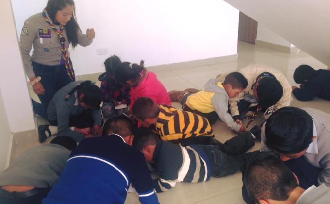 Pintar Caritas y entretener a niños 