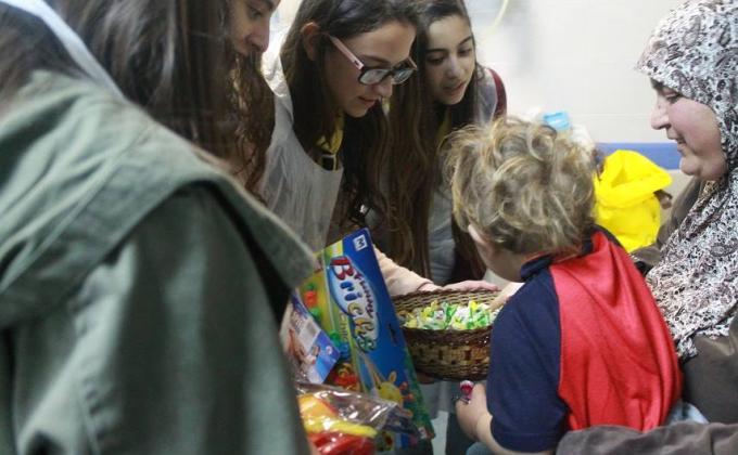  Celebrated the holiday season with the sick children in the hospital sharing their love, care and gifts  مرشدات الصداقة يزرن المرضى بمناسبة عيد المولد النبوي الشريف وعيد الميلاد المجيد
