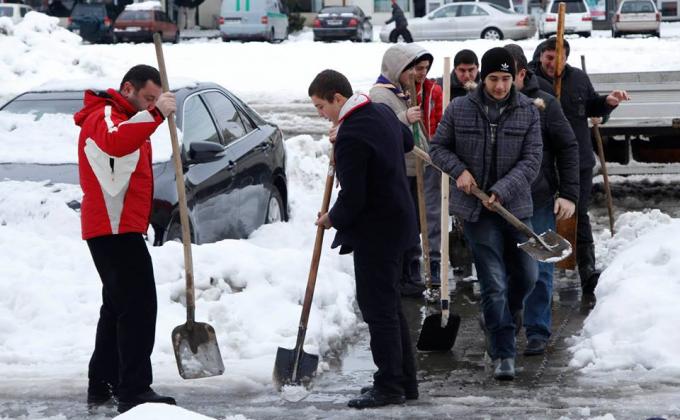 Georgian scouts cleaned the snowy streets