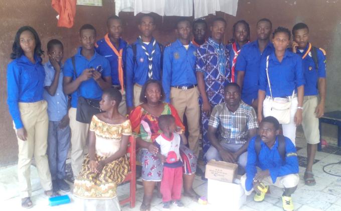 un scout, un sourire pour un enfant orphelin