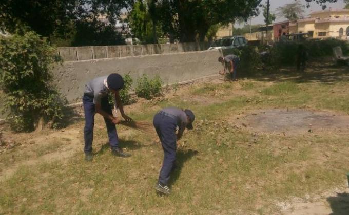 स्वच्छ भारत अभियान के तहत पार्को में की गई सफाई।  