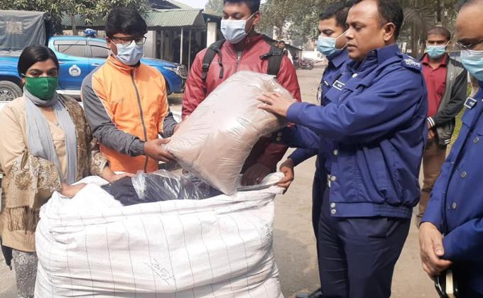 যশোর জেলার পুলিশ সুপার মহোদয় জনাব "মোহাম্মদ আশরাফ হোসেন" পিপিএম, এর কাছ থেকে অসহায় ছিন্নমূল ও রাস্তায় পড়ে থাকা ব্যাক্তিদের মধ্যে বস্ত্র বিতরনের জন্য বাংলাদেশ স্কাউটস ও আইইডি "যুব ফোরাম যশোর" এর সদস্যদের কাছে শীতবস্ত্র (কম্বল) হস্তান্তর করেন... 