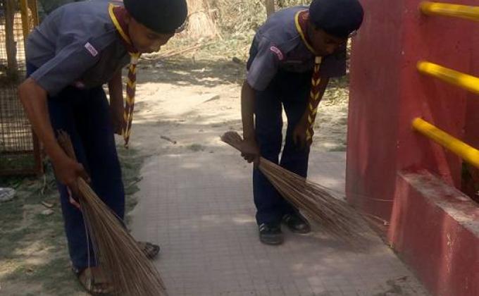 स्वच्छ भारत अभियान के तहत् पार्को की हो रही सफाई।