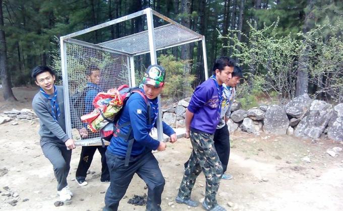 Putting dustbin along the way to Tiger Nest