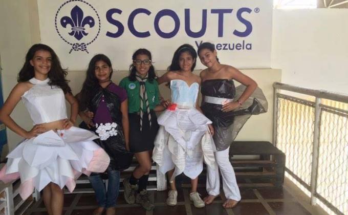 Taller de Vestidos de Reciclaje (hechos con papel y bolsas plásticas) 