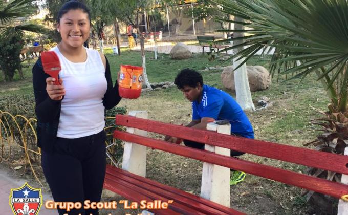 Pintando Bancas en nuestro lugar de reunion 