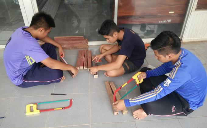 เริ่มลงมือทำโต๊ะไม้จากวัสดุเหลือใช้