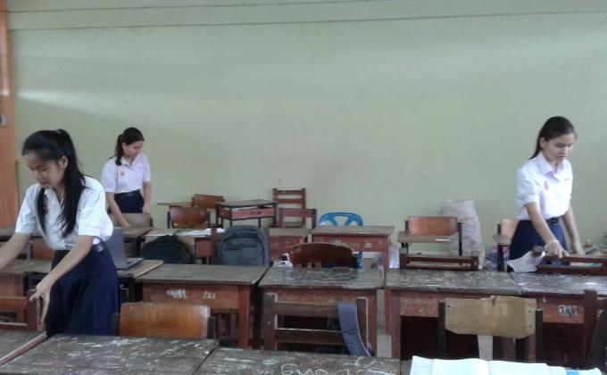 ทำความสะอาดห้องเรียนม.6/3