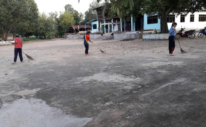 กวาดลานวัด