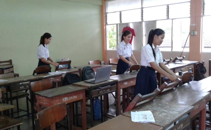 ทำความสะอาดห้องเรียนและรอบบริเวณหน้าอาคารเรียน