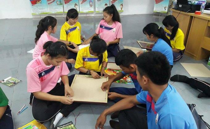 นำรูปเข้ากรอบเพื่อนำไปถวายให้แก่วัด
