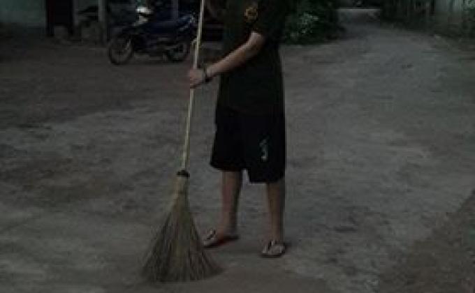 ทำความสะอาดถนนบริเวณชุมชน