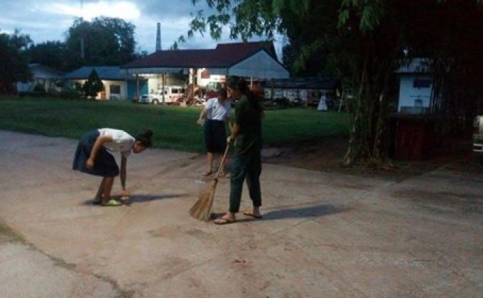 กวาดถนนบริเวณรอบๆ อบต.