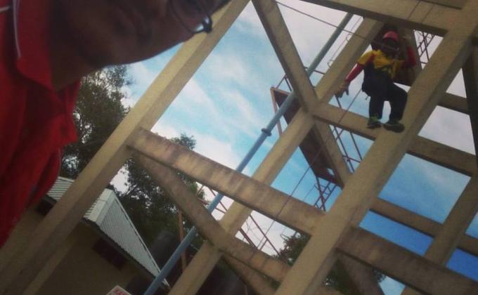 Membantu kumpulan jurulatih membuat persediaan aktiviti Abseiling untuk program S.H.I.E.L.D.S.