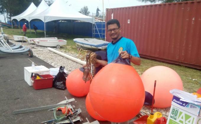 Khidmat Masyarakat membersihkan kawasan SUKMA Sukan Pelayaran 