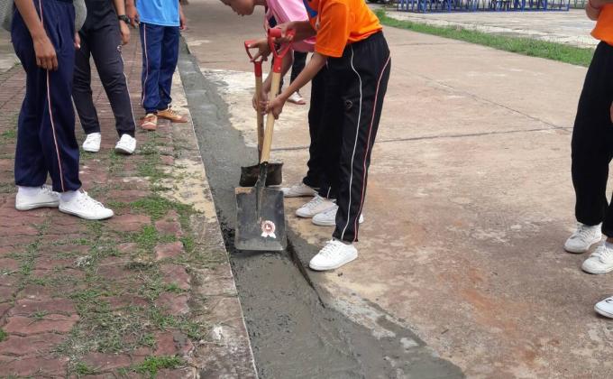 เทปูนทำที่จอดรถให้คณะครูในโรงเรียน