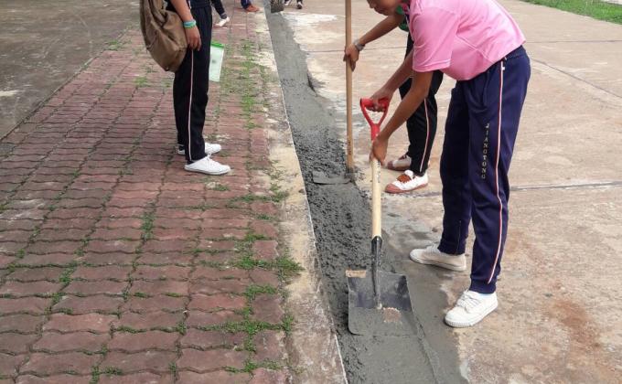 ทำลานจอดรถให้คณะครูโรงเรียนเจียงทองพิทยาคม