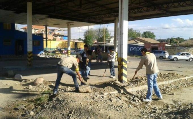 SCOUTS PONIENDO ORDEN Y LIMPIEZA EN LA ZONA DEL PARQUE EXCOMBATIENTES