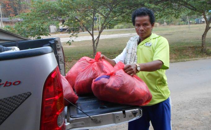 Penyerahan pakaian terpakai kepada masyarakat orang asli di Pos Betau,Lipis,Pahang.Malaysia