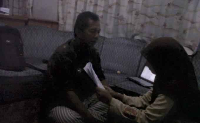 membacakan puisi kepada kedua orang tuaku