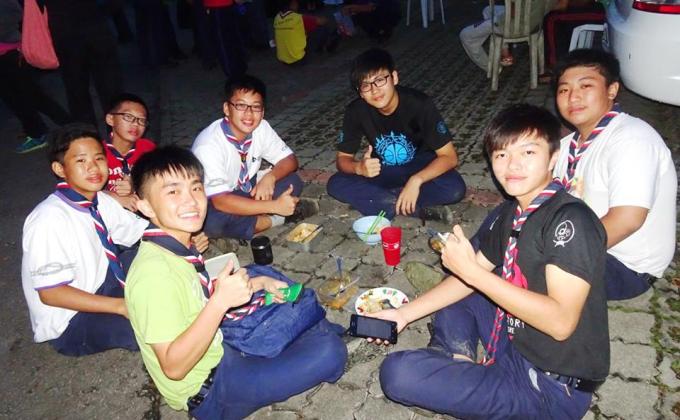 An exciting experience eating on the floor xDD