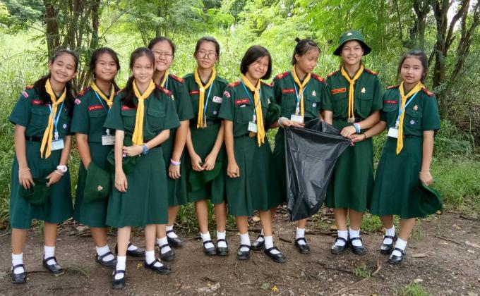 เก็บขยะหน้าโรงเรียน