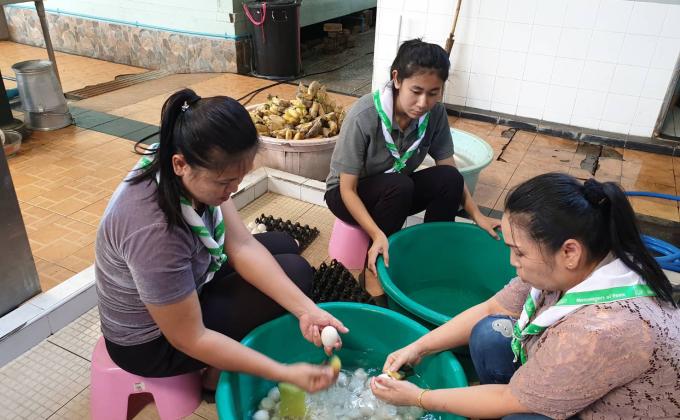 จิตอาสาทำไข่เค็มช่วยผู้ประสบภัย