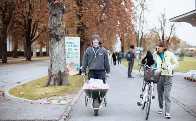 Helping out the visitors of the cemetery